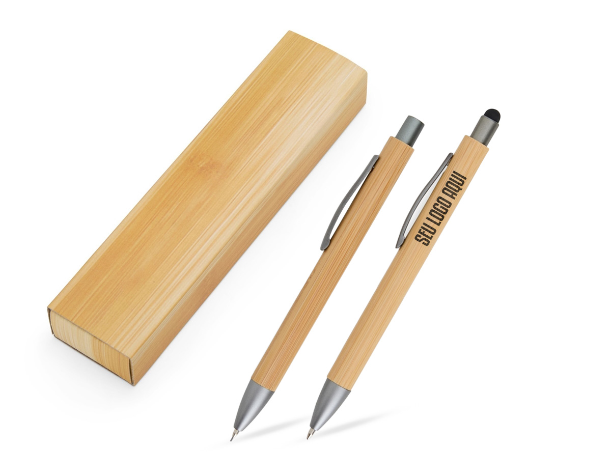 Nosso Kit Ecológico de Caneta e Lapiseira de Bambu é excelente para quem busca um toque sustentável no dia a dia. A lapiseira possui acionamento por clique, e a caneta conta com carga esferográfica azul de 1.0mm e função touch para quem precisa de toques precisos em dispositivos. Além disso, acompanha uma embalagem que imita bambu. Uma ótima escolha para presentes corporativos ou para quem ama escrever sem abrir mão da consciência ecológica!
