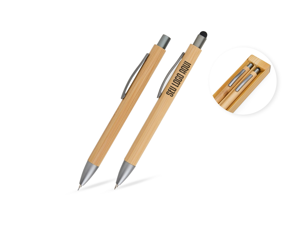 Nosso Kit Ecológico de Caneta e Lapiseira de Bambu é excelente para quem busca um toque sustentável no dia a dia. A lapiseira possui acionamento por clique, e a caneta conta com carga esferográfica azul de 1.0mm e função touch para quem precisa de toques precisos em dispositivos. Além disso, acompanha uma embalagem que imita bambu. Uma ótima escolha para presentes corporativos ou para quem ama escrever sem abrir mão da consciência ecológica!