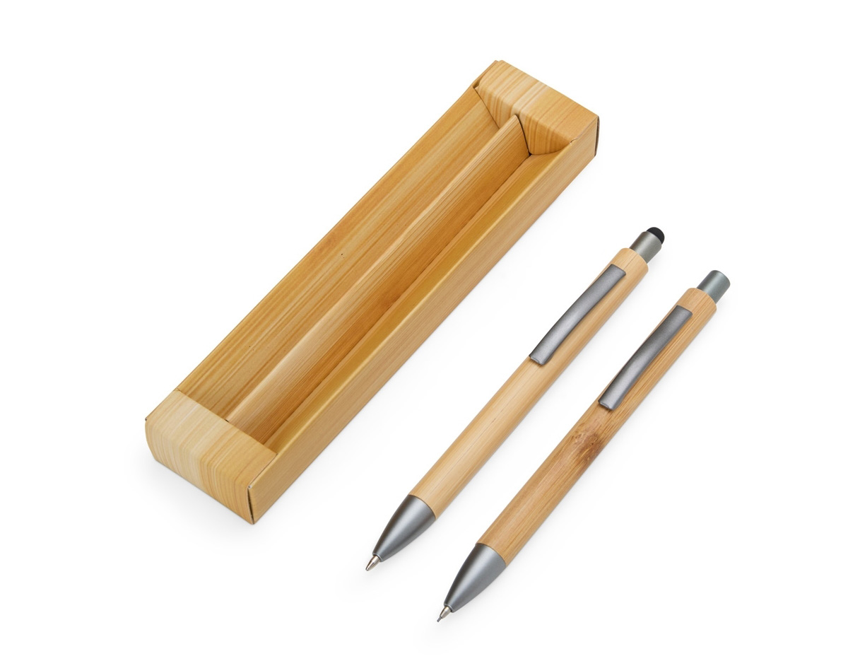Nosso Kit Ecológico de Caneta e Lapiseira de Bambu é excelente para quem busca um toque sustentável no dia a dia. A lapiseira possui acionamento por clique, e a caneta conta com carga esferográfica azul de 1.0mm e função touch para quem precisa de toques precisos em dispositivos. Além disso, acompanha uma embalagem que imita bambu. Uma ótima escolha para presentes corporativos ou para quem ama escrever sem abrir mão da consciência ecológica!
