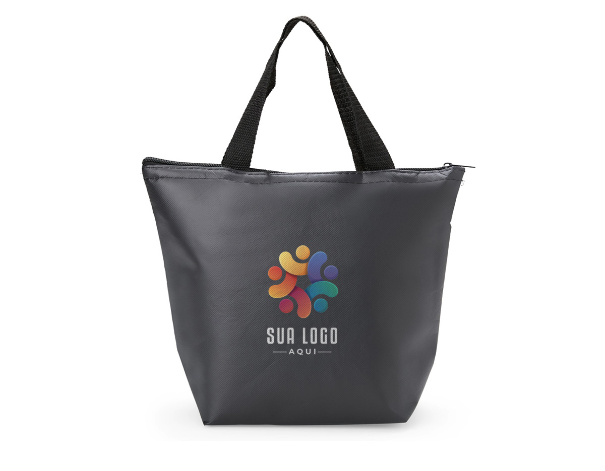 Compacta mas com muito espaço! Nossa bolsa térmica, feita em TNT possui forro térmico com lâminas de alumínio e capacidade de até 7L. Seja para um piquenique no parque, uma viagem à praia ou simplesmente para o transporte diário de alimentos e bebidas, esta bolsa térmica é a solução perfeita.
