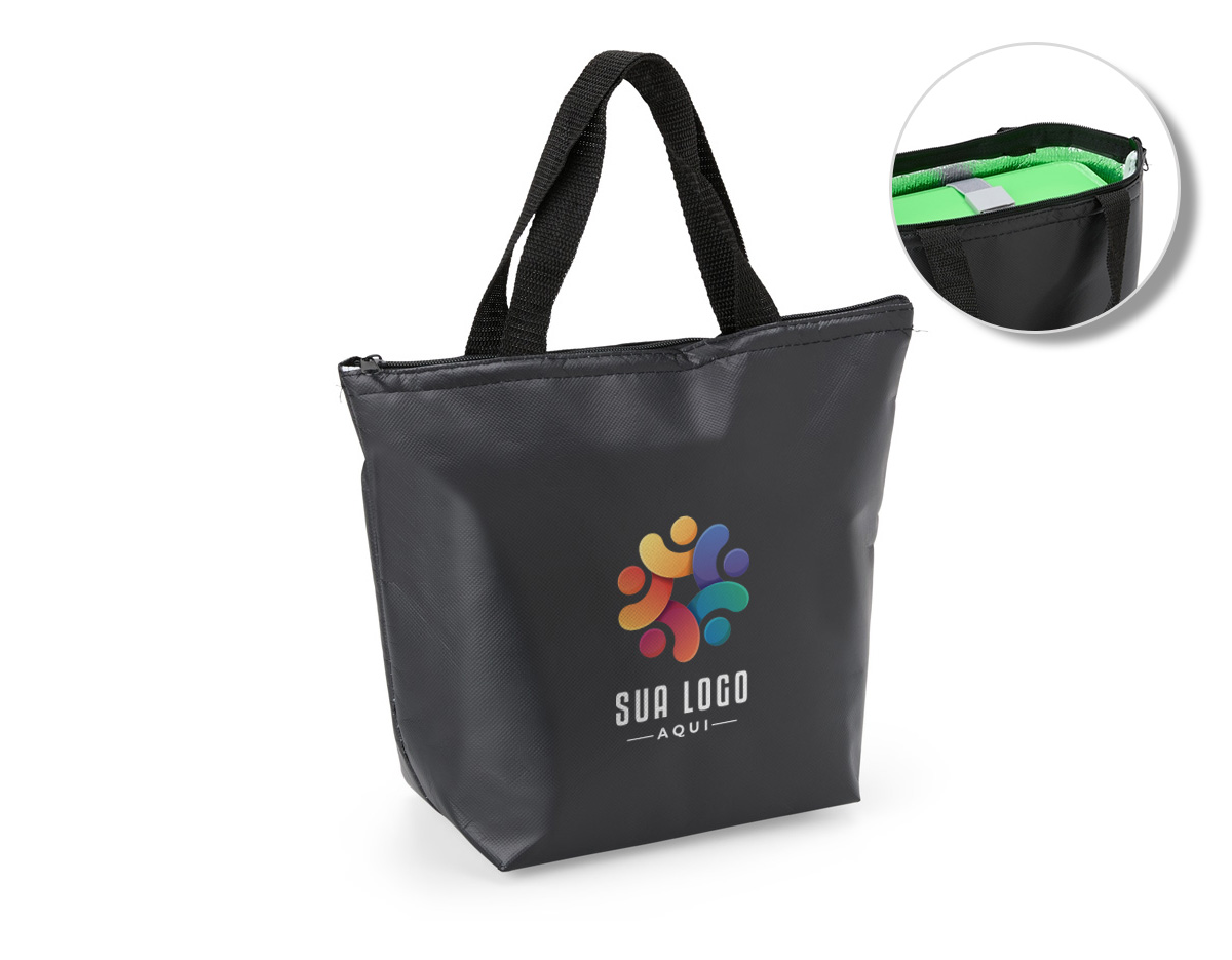 Compacta mas com muito espaço! Nossa bolsa térmica, feita em TNT possui forro térmico com lâminas de alumínio e capacidade de até 7L. Seja para um piquenique no parque, uma viagem à praia ou simplesmente para o transporte diário de alimentos e bebidas, esta bolsa térmica é a solução perfeita.
