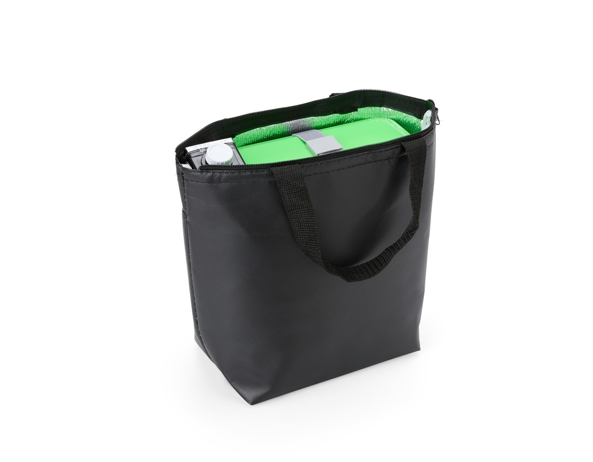 Compacta mas com muito espaço! Nossa bolsa térmica, feita em TNT possui forro térmico com lâminas de alumínio e capacidade de até 7L. Seja para um piquenique no parque, uma viagem à praia ou simplesmente para o transporte diário de alimentos e bebidas, esta bolsa térmica é a solução perfeita.