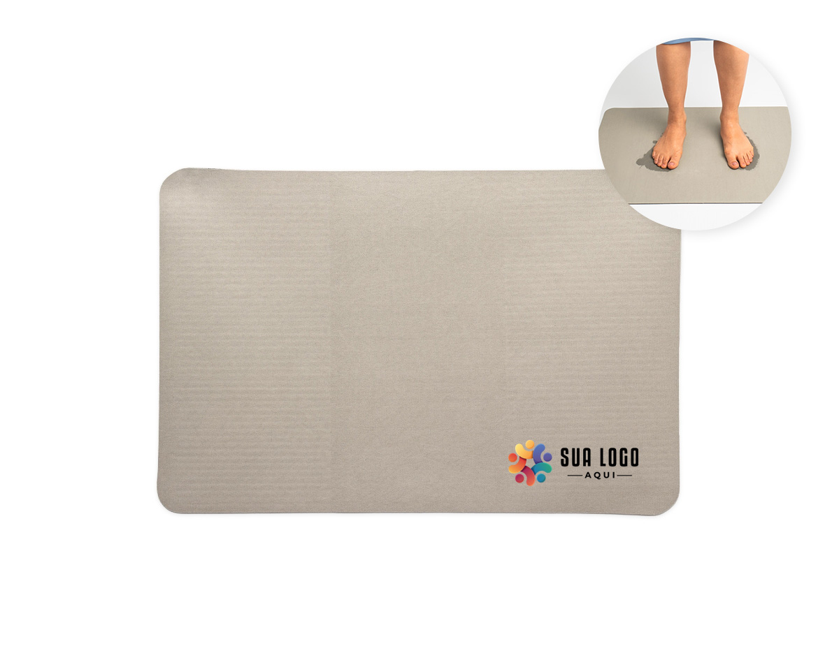 Secagem rápida e aderência antiderrapante! Nosso tapete ecológico é a solução ideal para acabar com o piso molhado, seja após o banho ou em outras áreas como cozinha, lavanderia e até mesmo entradas. Feito com lama de diatomáceas, ele absorve rapidamente a água e retorna ao seu estado natural em poucos minutos. Produzido com materiais naturais, o tapete oferece propriedades antibacterianas e antimofo, além de uma base antiderrapante que garante total segurança no uso.