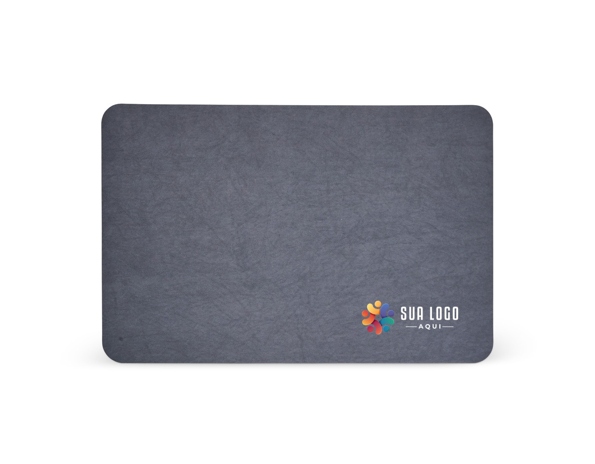 Secagem rápida e aderência antiderrapante! Nosso tapete ecológico é a solução ideal para acabar com o piso molhado, seja após o banho ou em outras áreas como cozinha, lavanderia e até mesmo entradas. Feito com lama de diatomáceas, ele absorve rapidamente a água e retorna ao seu estado natural em poucos minutos. Produzido com materiais naturais, o tapete oferece propriedades antibacterianas e antimofo, além de uma base antiderrapante que garante total segurança no uso.