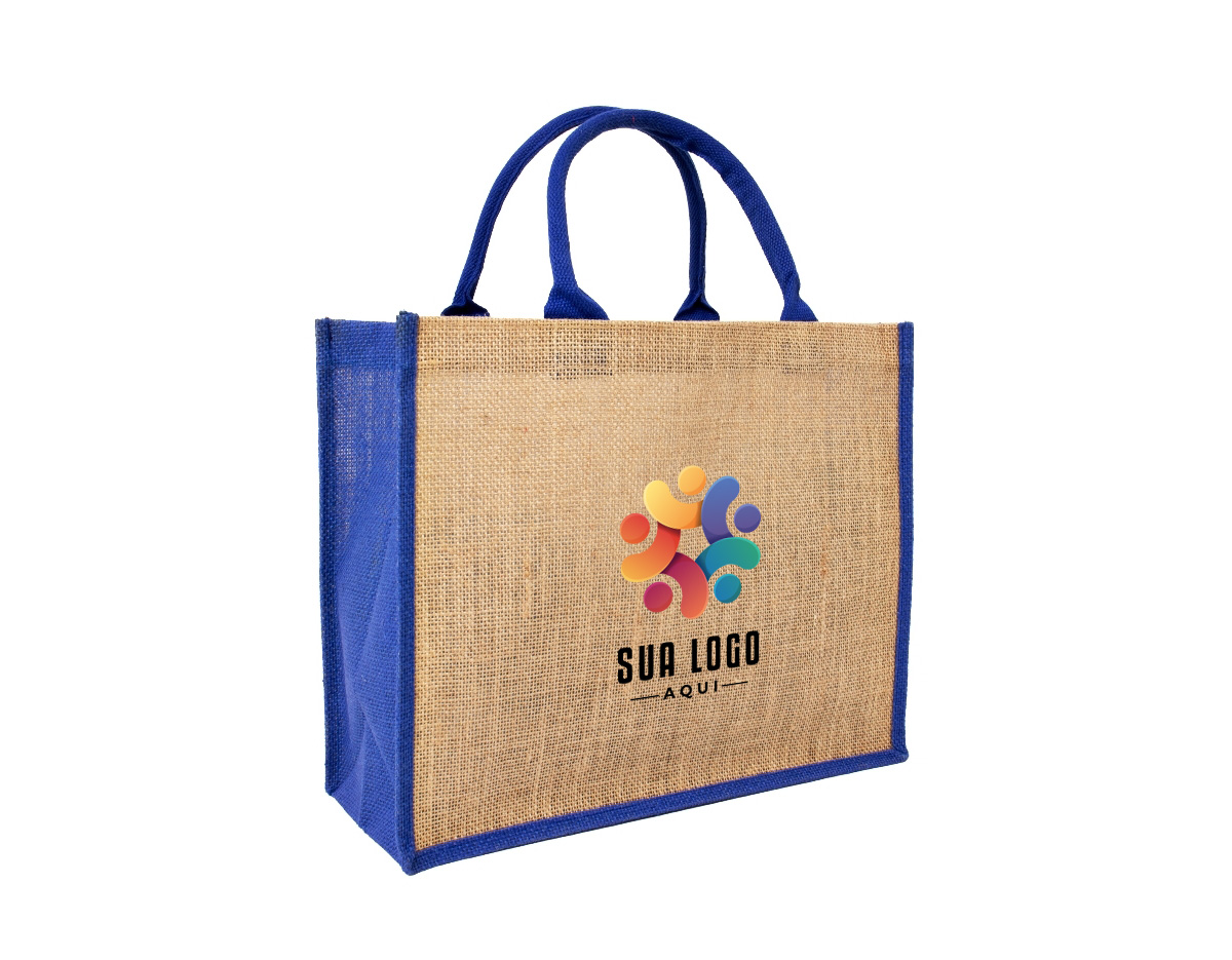 Sacola ecológica confeccionada em juta, um material sustentável, resistente e biodegradável, ideal para reduzir o consumo de plásticos e minimizar impactos ambientais. Com design rústico e elegante, essa sacola é perfeita para compras, passeios ou uso diário. Suas alças são costuradas na parte interna, proporcionando maior resistência e conforto ao carregar diversos tipos de objetos. Além de ser reutilizável, a juta oferece uma textura diferenciada e um toque natural ao acessório, tornando-o uma excelente opção para quem busca praticidade aliada à sustentabilidade. Ideal para empresas que desejam personalizar brindes ecológicos e promover a conscientização ambiental.