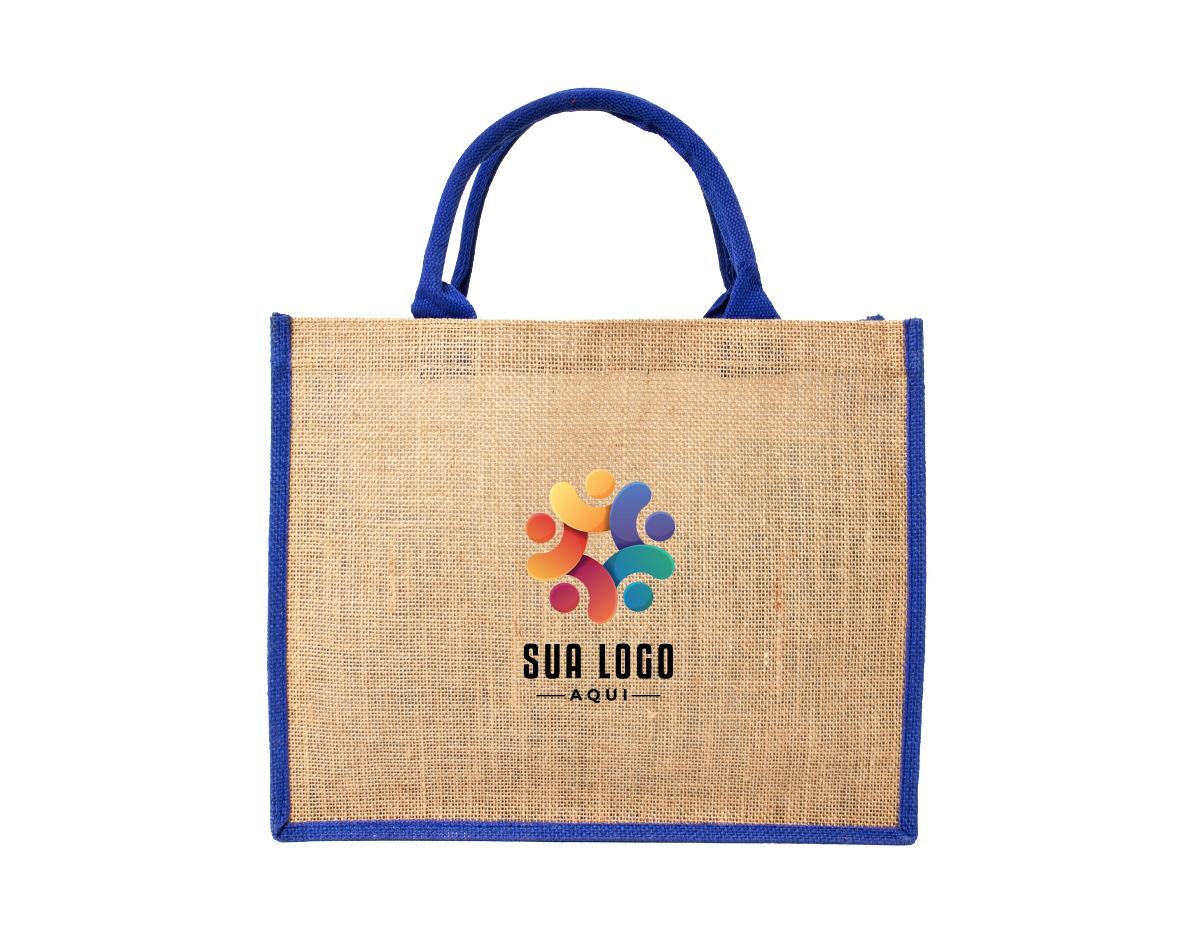 Sacola ecológica confeccionada em juta, um material sustentável, resistente e biodegradável, ideal para reduzir o consumo de plásticos e minimizar impactos ambientais. Com design rústico e elegante, essa sacola é perfeita para compras, passeios ou uso diário. Suas alças são costuradas na parte interna, proporcionando maior resistência e conforto ao carregar diversos tipos de objetos. Além de ser reutilizável, a juta oferece uma textura diferenciada e um toque natural ao acessório, tornando-o uma excelente opção para quem busca praticidade aliada à sustentabilidade. Ideal para empresas que desejam personalizar brindes ecológicos e promover a conscientização ambiental.