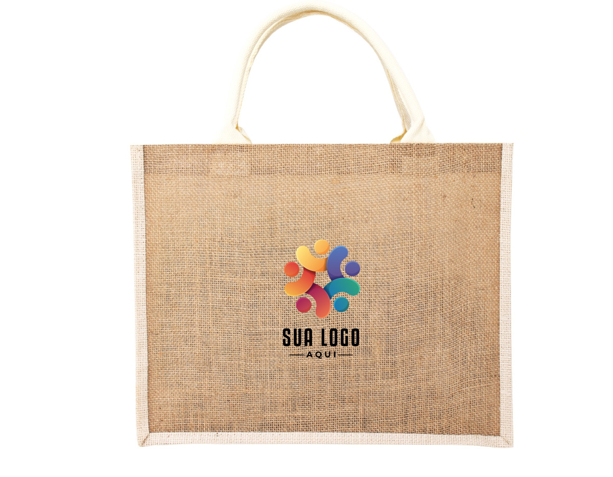 Sacola ecológica confeccionada em juta, um material sustentável, resistente e biodegradável, ideal para reduzir o consumo de plásticos e minimizar impactos ambientais. Com design rústico e elegante, essa sacola é perfeita para compras, passeios ou uso diário. Suas alças são costuradas na parte interna, proporcionando maior resistência e conforto ao carregar diversos tipos de objetos. Além de ser reutilizável, a juta oferece uma textura diferenciada e um toque natural ao acessório, tornando-o uma excelente opção para quem busca praticidade aliada à sustentabilidade. Ideal para empresas que desejam personalizar brindes ecológicos e promover a conscientização ambiental.