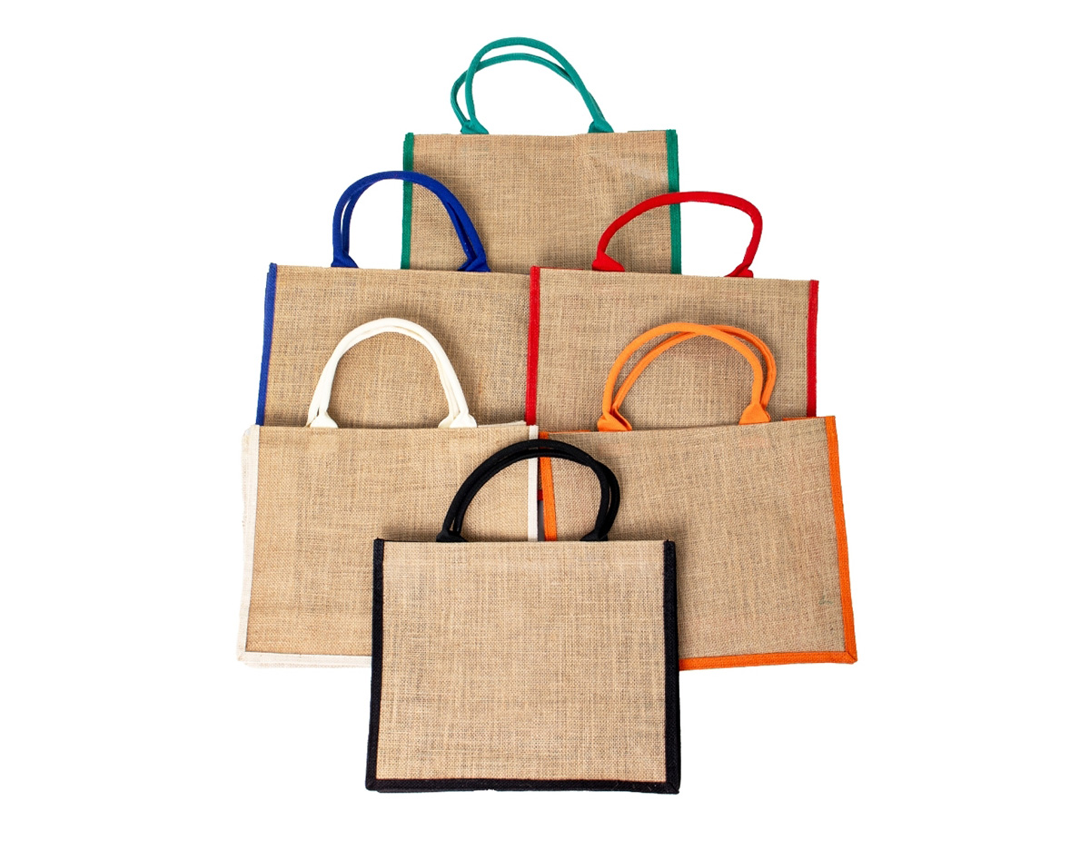 Sacola ecológica confeccionada em juta, um material sustentável, resistente e biodegradável, ideal para reduzir o consumo de plásticos e minimizar impactos ambientais. Com design rústico e elegante, essa sacola é perfeita para compras, passeios ou uso diário. Suas alças são costuradas na parte interna, proporcionando maior resistência e conforto ao carregar diversos tipos de objetos. Além de ser reutilizável, a juta oferece uma textura diferenciada e um toque natural ao acessório, tornando-o uma excelente opção para quem busca praticidade aliada à sustentabilidade. Ideal para empresas que desejam personalizar brindes ecológicos e promover a conscientização ambiental.