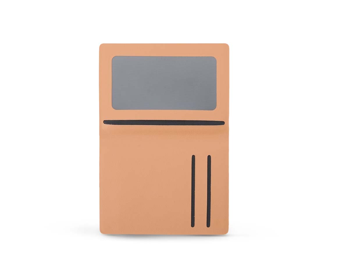 Nosso porta-cartão no formato vertical apresenta um design compacto e funcional. Feito de cortiça, traz um visual rústico combinado com a parte interna em couro sintético, criando um contraste elegante. Possui três compartimentos, incluindo um com visor transparente, que facilita na hora de encontrar o cartão. Perfeito para quem busca organização e segurança para os cartões no dia a dia.