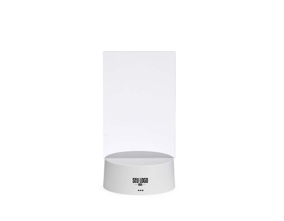 Muito mais do que uma luminária de mesa led, ela transforma qualquer ambiente, trazendo aconchego e um toque personalizado! Com sua tela acrílica 3D, é possível soltar a criatividade e deixar mensagens inspiradoras, lembretes importantes ou até desenhos fofos, tudo de um jeito prático e super divertido! Super fácil de usar, funciona com cabo USB ou 3 pilhas AAA (1.5V) não inclusas. Além disso, acompanha uma caneta plástica com apagador integrado, tornando a experiência ainda mais prática e interativa. Essa luminária é perfeita para iluminar o ambiente e deixar recadinhos incríveis do seu jeito!