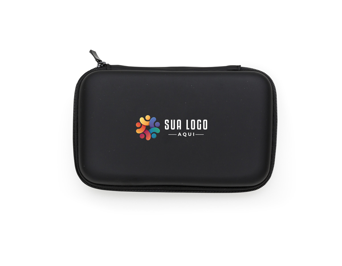 Estojo em couro sintético com zíper, ideal para organizar itens. Possui rede interna e elástico de nylon, oferecendo praticidade e segurança. Usado para montar kits tecnológicos, é uma opção versátil e resistente.