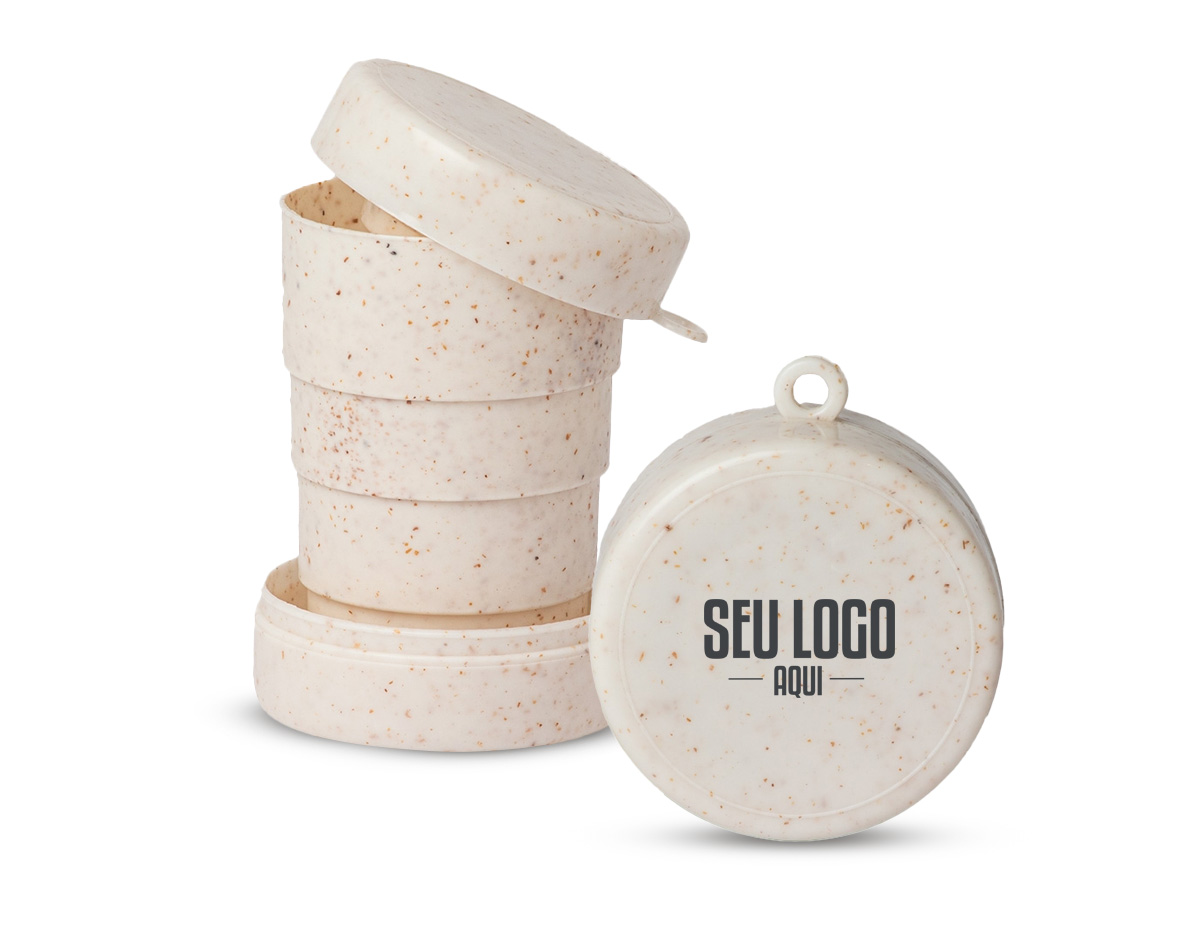 "Copo retrátil de 200ml feito em fibra de arroz, sustentável e compacto. Ideal para levar na bolsa ou mochila, perfeito para o dia a dia. Possui um prático porta comprimidos integrado, facilitando o transporte de medicamentos ou suplementos. Design moderno e ecológico, ideal para quem busca praticidade e consciência ambiental. Fácil de limpar, resistente e reutilizável. Uma escolha inteligente para sua rotina
