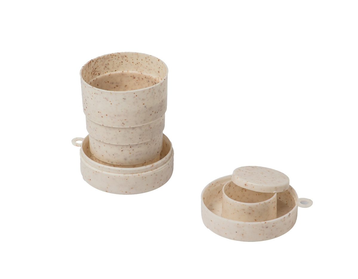 "Copo retrátil de 200ml feito em fibra de arroz, sustentável e compacto. Ideal para levar na bolsa ou mochila, perfeito para o dia a dia. Possui um prático porta comprimidos integrado, facilitando o transporte de medicamentos ou suplementos. Design moderno e ecológico, ideal para quem busca praticidade e consciência ambiental. Fácil de limpar, resistente e reutilizável. Uma escolha inteligente para sua rotina