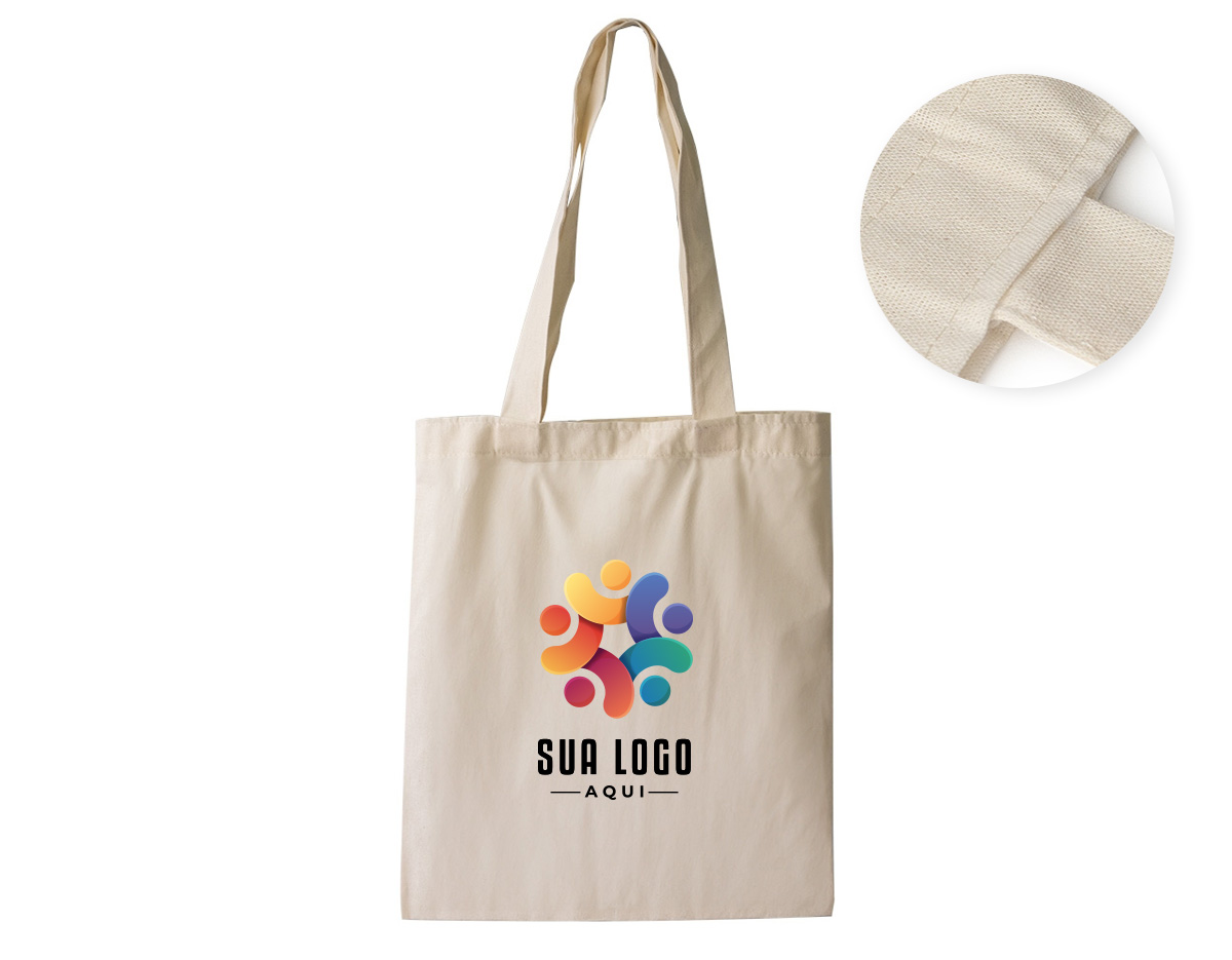 Sacola ecológica de algodão com alças de costura invertida, resistente e ideal para o dia a dia. Perfeita para compras, passeios e eventos, oferece durabilidade e estilo sustentável. Seu design reforçado garante maior resistência ao peso, proporcionando praticidade e conforto no transporte. Reutilizável e personalizada, é uma excelente opção de brinde ecológico, incentivando um consumo mais consciente.