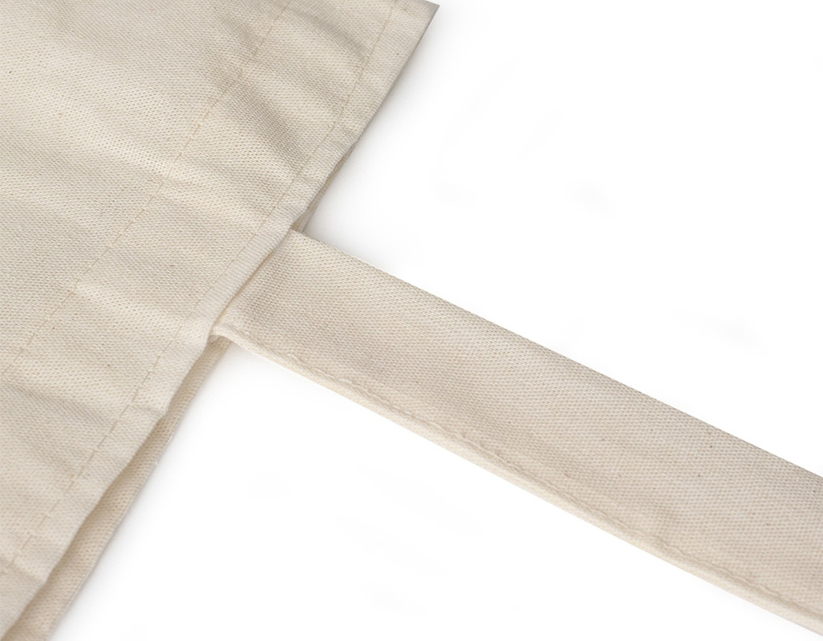 Sacola ecológica de algodão com alças de costura invertida, resistente e ideal para o dia a dia. Perfeita para compras, passeios e eventos, oferece durabilidade e estilo sustentável. Seu design reforçado garante maior resistência ao peso, proporcionando praticidade e conforto no transporte. Reutilizável e personalizada, é uma excelente opção de brinde ecológico, incentivando um consumo mais consciente.