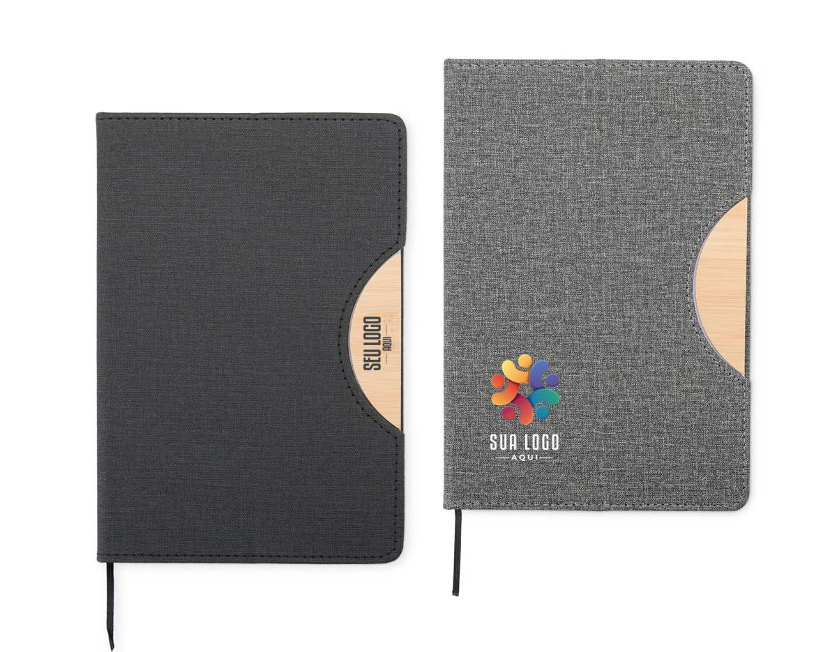 A nossa caderneta traz funcionalidade e estilo em um design leve e prático. Feita em rPET, com cerca de 96 folhas brancas pautadas, é perfeita para anotações, e conta com um suporte na capa feito de papelão, com revestimento similar ao bambu, ideal para manter o aparelho celular firme. A capa dobrável e flexível facilita o transporte, e o marcador de página em cetim agrega um toque de sofisticação.
