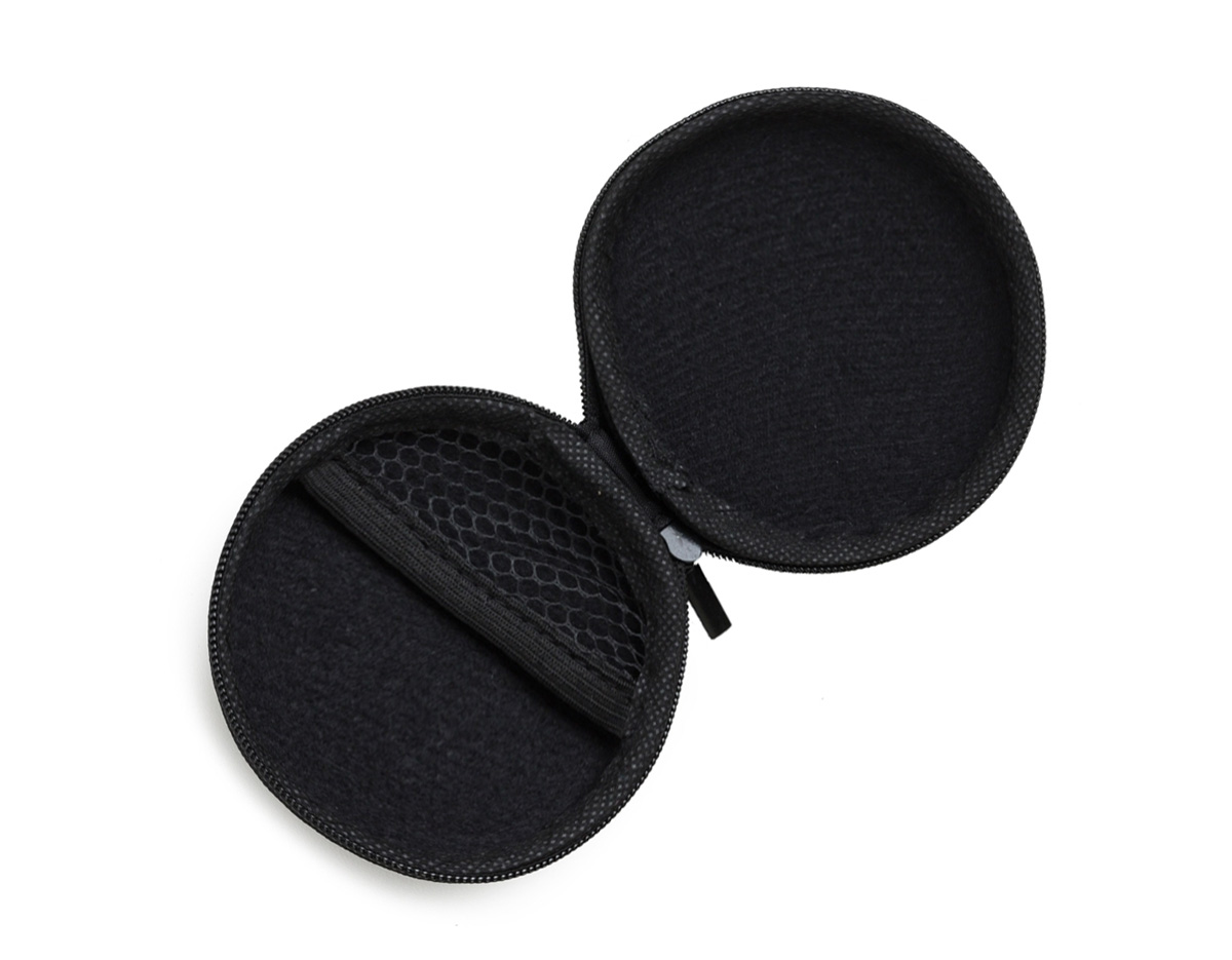Estojo redondo de material emborrachado fosco, combinando estilo e proteção. Sua parte interna conta com rede de nylon, ideal para organizar e transportar acessórios tecnológicos com segurança. Compacto e resistente, protege itens como cabos, fones e carregadores contra impactos. Perfeito para uso diário, viagens ou brindes promocionais, unindo funcionalidade e design moderno em um único acessório.