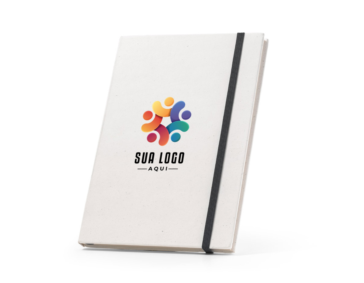 Caderno A5 de capa dura, fabricado a partir de embalagens de leite recicladas, contribuindo para o reaproveitamento do cartão e alumínio. Possui 80 folhas pautadas em papel reciclado, na cor marfim, além de fita separadora e elástico para fechamento, oferecendo praticidade e sustentabilidade.