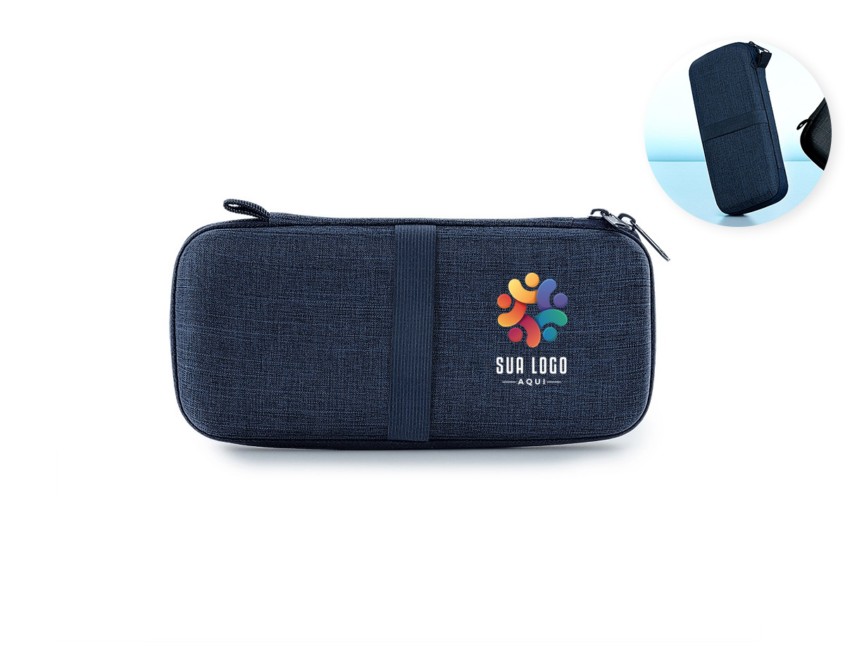 Estojo de proteção para eletrônicos, confeccionado em nylon resistente à água. Possui bolsos telados e elásticos, tanto na parte interna quanto externa, para organização e fixação segura dos itens, oferecendo praticidade e proteção.