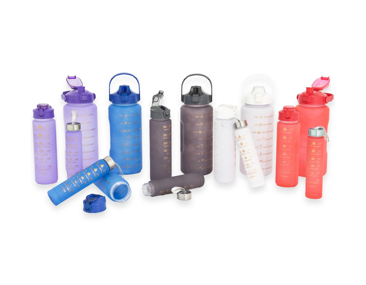 Kit com 3 garrafas plásticas, sendo um squeeze galão com capacidade de 2 litros, squeeze 750ml e garrafa 300ml. Squeeze 2L com alça para transporte e suporte para celular, botão de acionamento e tampa de proteção para o bocal; squeeze 750ml com botão de acionamento, trava de segurança e tampa protetora para o bico de silicone; garrafa 300ml com tampa de alumínio e alça de nylon para transporte. Acompanham dois canudos e acessórios de extensão de canudo.