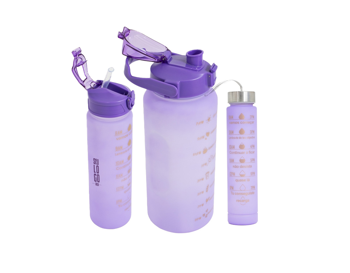 Kit com 3 garrafas plásticas, sendo um squeeze galão com capacidade de 2 litros, squeeze 750ml e garrafa 300ml. Squeeze 2L com alça para transporte e suporte para celular, botão de acionamento e tampa de proteção para o bocal; squeeze 750ml com botão de acionamento, trava de segurança e tampa protetora para o bico de silicone; garrafa 300ml com tampa de alumínio e alça de nylon para transporte. Acompanham dois canudos e acessórios de extensão de canudo.