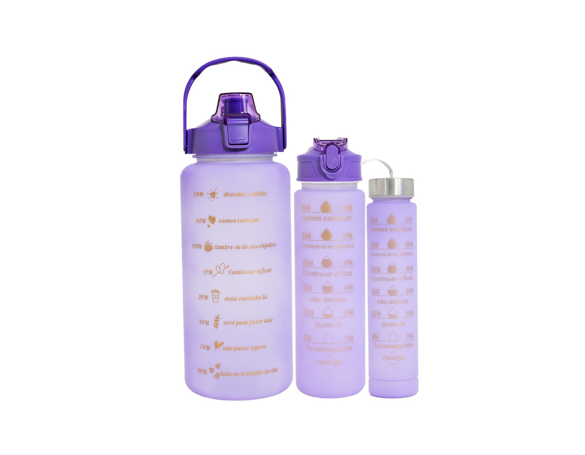 Kit com 3 garrafas plásticas, sendo um squeeze galão com capacidade de 2 litros, squeeze 750ml e garrafa 300ml. Squeeze 2L com alça para transporte e suporte para celular, botão de acionamento e tampa de proteção para o bocal; squeeze 750ml com botão de acionamento, trava de segurança e tampa protetora para o bico de silicone; garrafa 300ml com tampa de alumínio e alça de nylon para transporte. Acompanham dois canudos e acessórios de extensão de canudo.