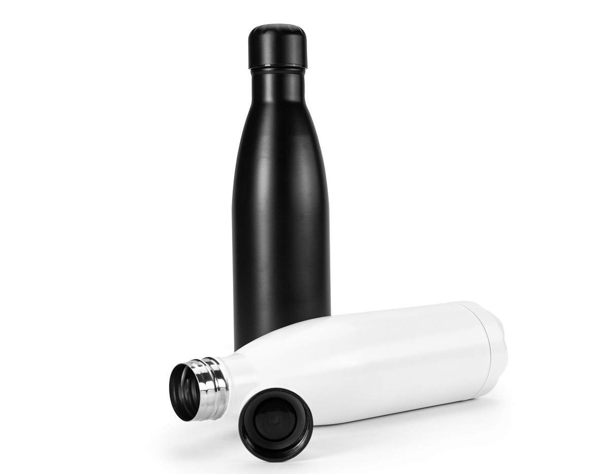 Garrafa de 750ml em inox com acabamento em pintura fosca, unindo estilo e durabilidade. Possui tampa rosqueável que garante vedação segura, ideal para manter sua bebida protegida durante o dia. Perfeita para uso diário, atividades físicas ou viagens.