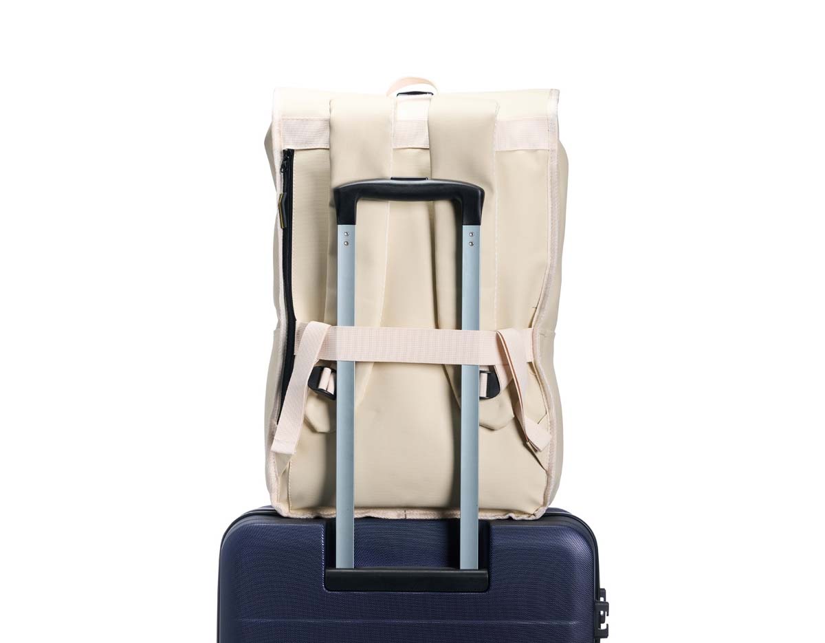 Design funcional e resistente! A mochila de poliuretano impermeável de 23 litros é a escolha ideal para quem busca segurança no transporte de itens. Com três compartimentos, sendo o principal com bolso interno, fechamento em velcro e fivela, além de um compartimento traseiro no estilo antifurto, esta mochila oferece organização e proteção para os pertences. Conta também com dois bolsos laterais de fácil acesso, alça para engate em malas de viagem, alça de mão e alças para costas ajustáveis com revestimento espumado, garantindo conforto durante o uso.