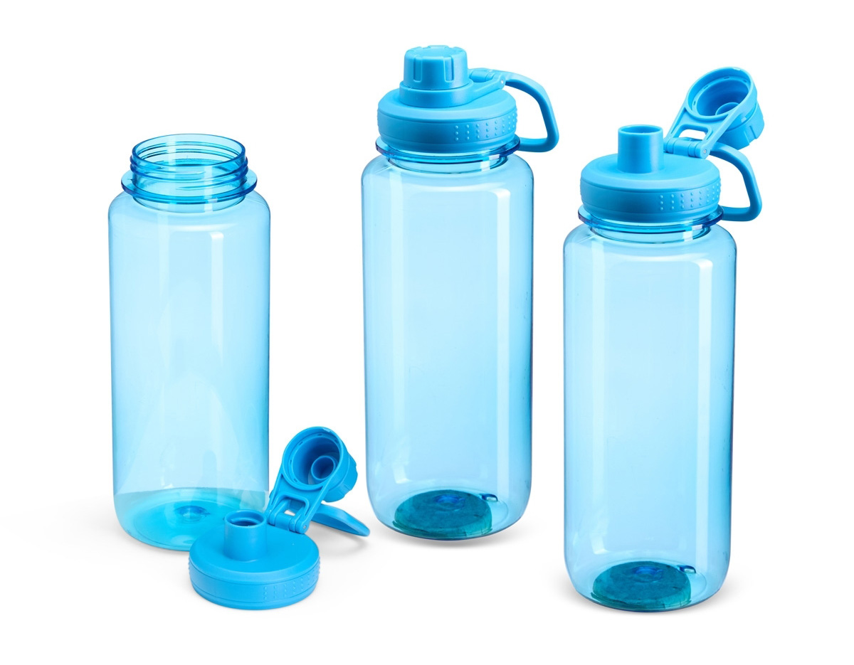 Squeeze de 1L em plástico resistente, com tampa e bocal rosqueáveis, alça integrada e protetor higiênico contra sujeiras. Prático e ideal para o dia a dia.