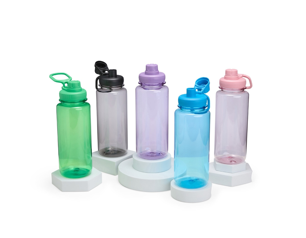 Squeeze de 1L em plástico resistente, com tampa e bocal rosqueáveis, alça integrada e protetor higiênico contra sujeiras. Prático e ideal para o dia a dia.
