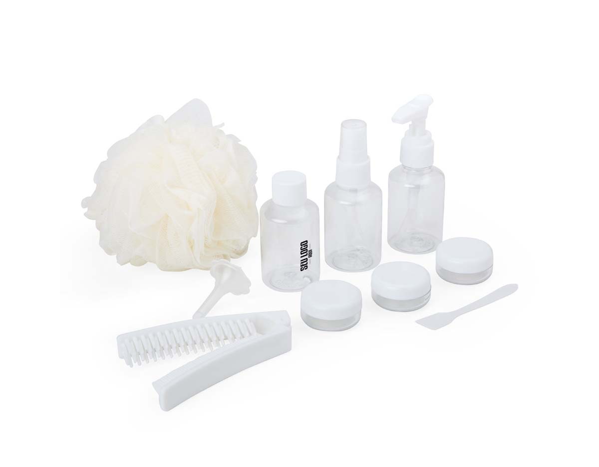 Este kit viagem oferece organização e praticidade em 10 peças essenciais para armazenar e aplicar produtos de higiene e beleza. Com frascos produzidos em PET, o kit contém 1 frasco spray de 60ml, 1 frasco com tampa rosqueável de 60ml, 1 frasco pump de 60ml com trava, 3 potinhos de 8ml, espátula, funil, escova de cabelo e pente 2 em 1 e uma esponja de nylon com alça, ideal para uso com sabonete líquido, deixando a pele mais suave e macia. Todas as peças vêm acomodadas em um estojo de PVC com alça, garantindo fácil transporte e um cuidado ideal para viagens ou eventos longe de casa.
