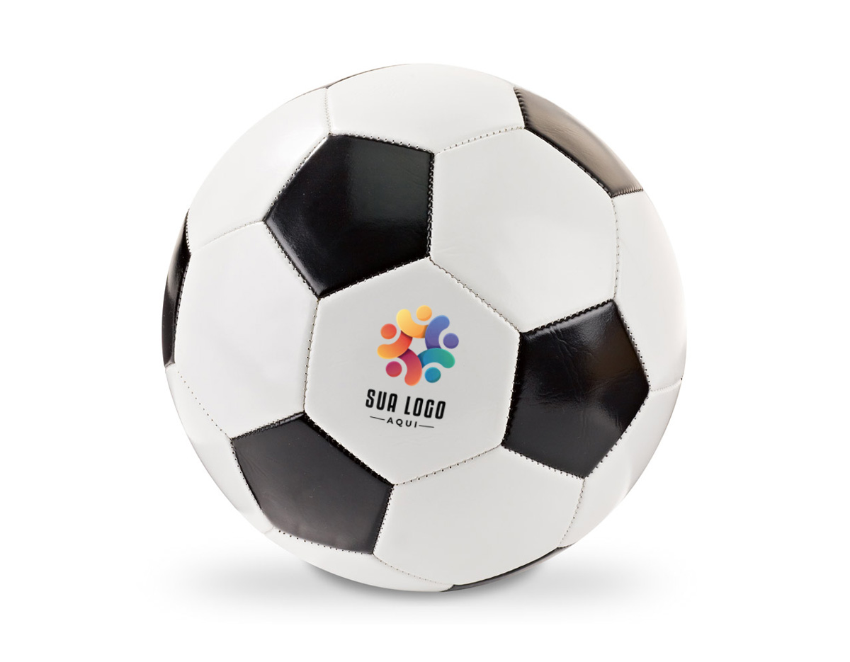 Bola de futebol tamanho 5, com design clássico e estrutura em PVC, ideal para jogos recreativos. Produto certificado conforme a Portaria Inmetro nº 302, de 12 de julho de 2021.
