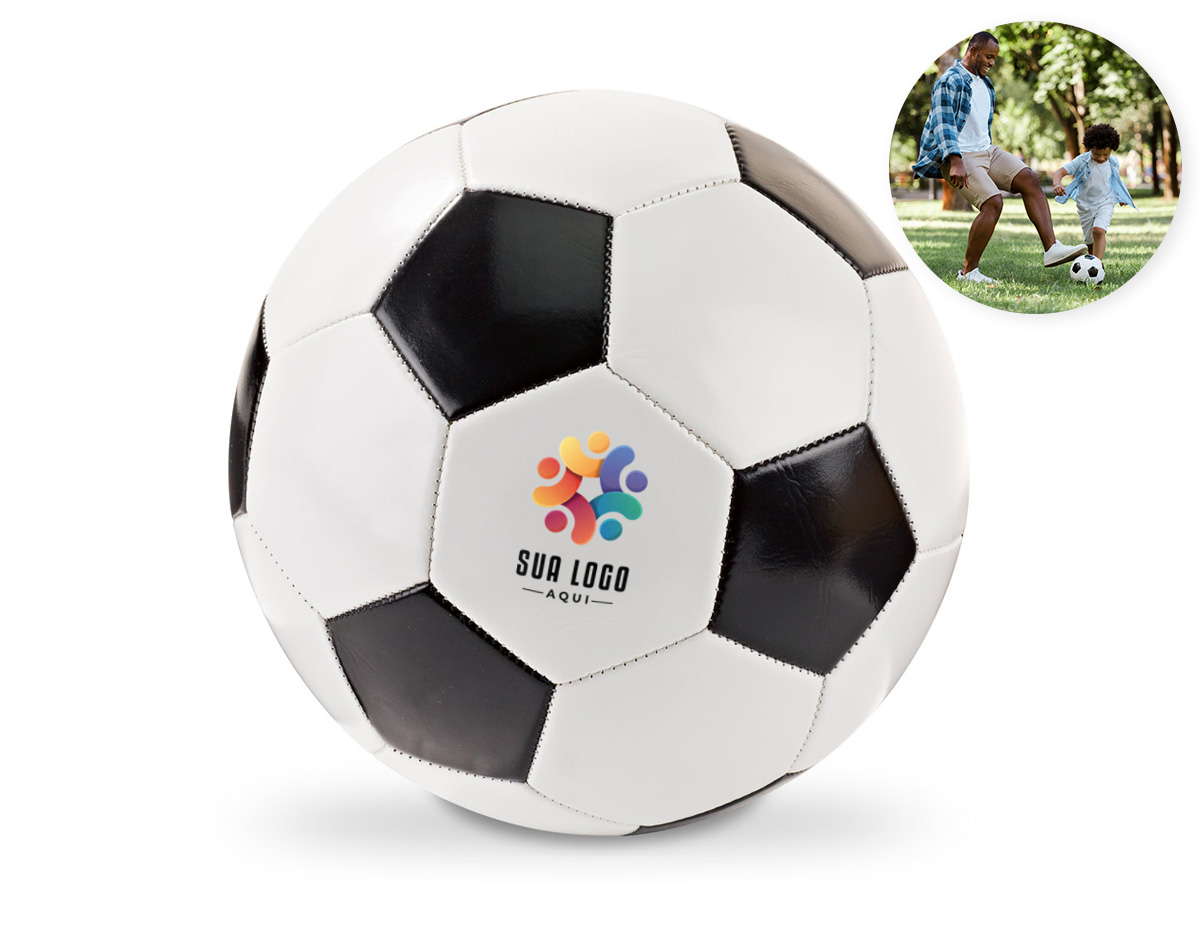 Bola de futebol tamanho 5, com design clássico e estrutura em PVC, ideal para jogos recreativos. Produto certificado conforme a Portaria Inmetro nº 302, de 12 de julho de 2021.