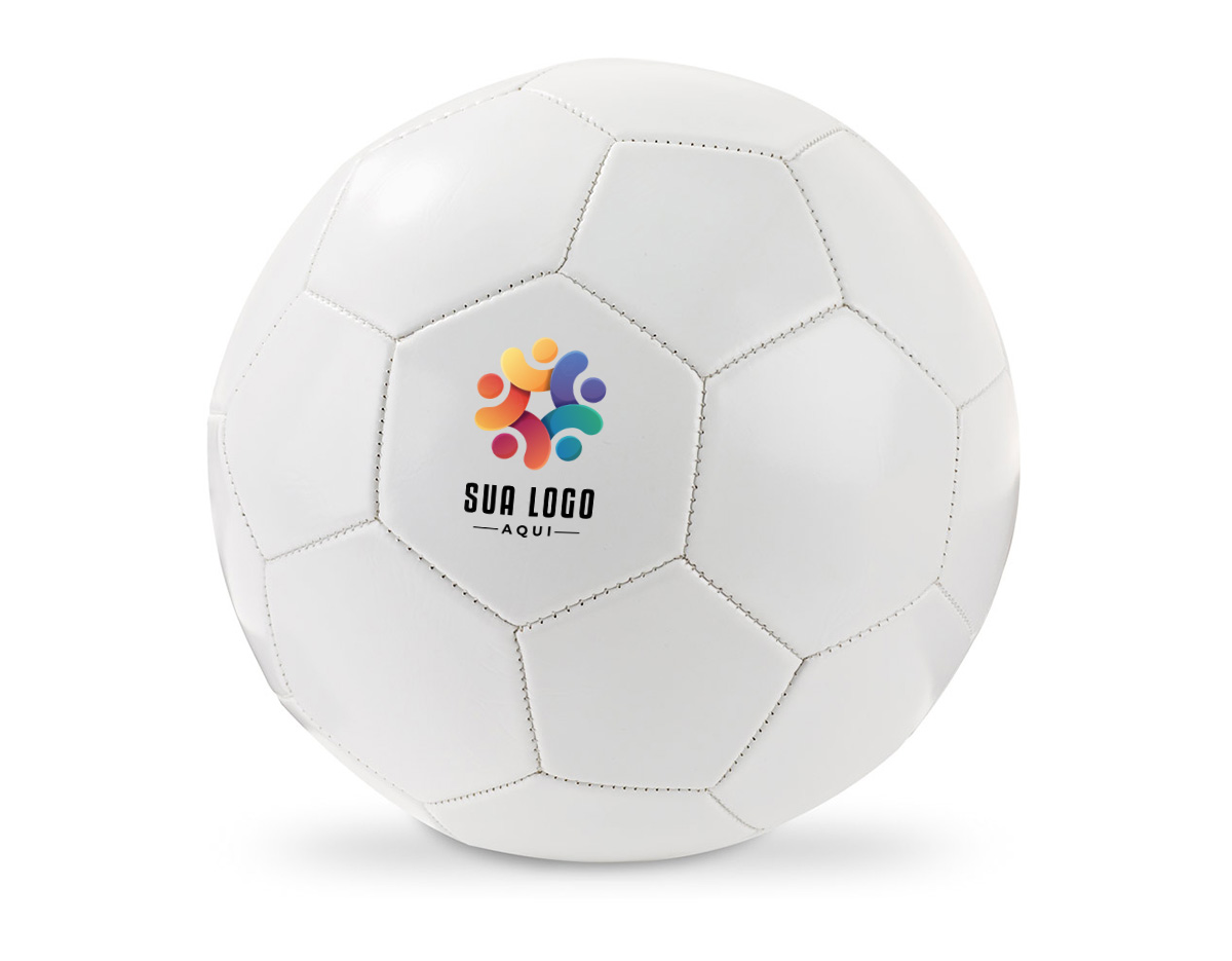 Bola de futebol tamanho 5, com design clássico e estrutura em PVC, ideal para jogos recreativos. Produto certificado conforme a Portaria Inmetro nº 302, de 12 de julho de 2021.