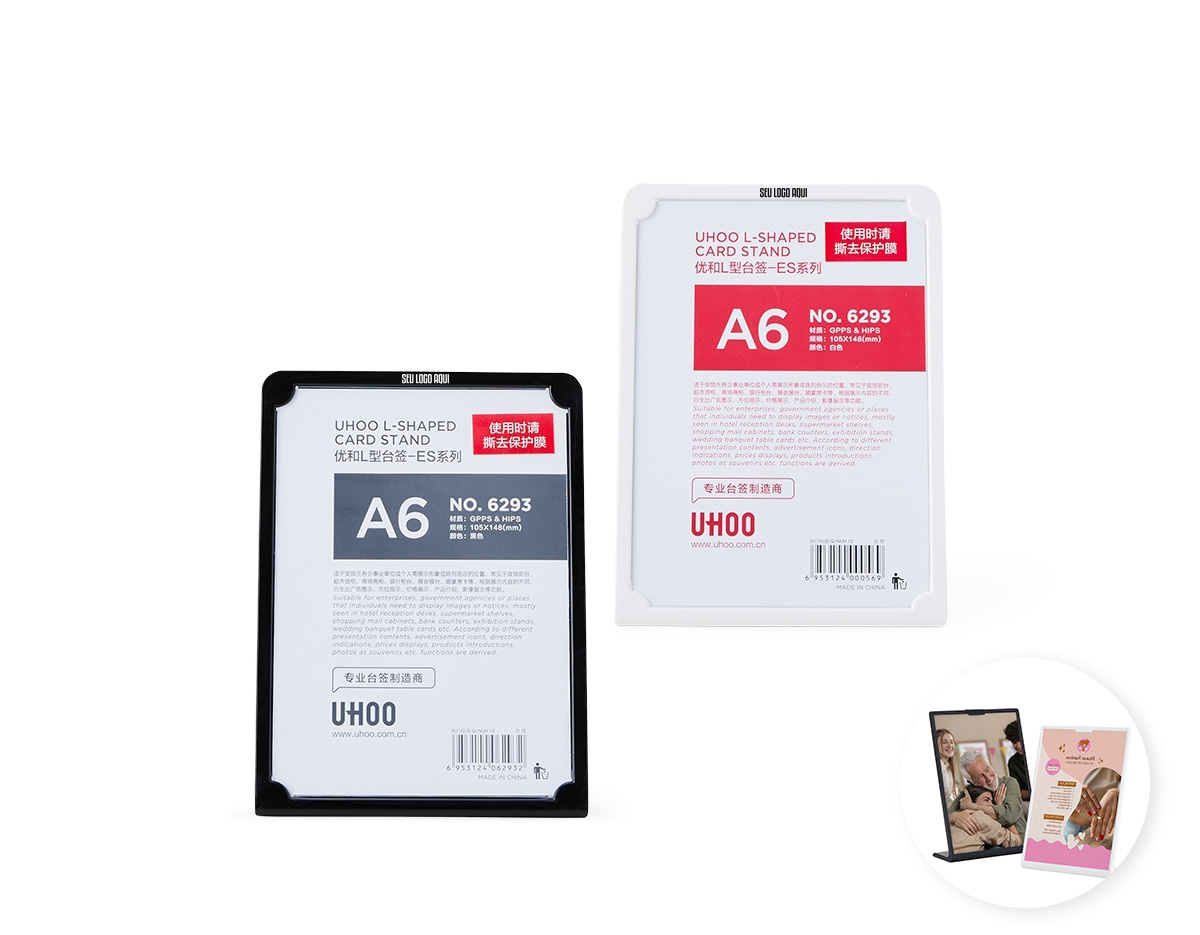 Expositor porta-retrato no formato A6, confeccionado em poliestireno, com placa frontal em acrílico transparente que protege o conteúdo e permite fácil visualização. Ideal para exibir fotos, avisos ou informações em ambientes diversos.