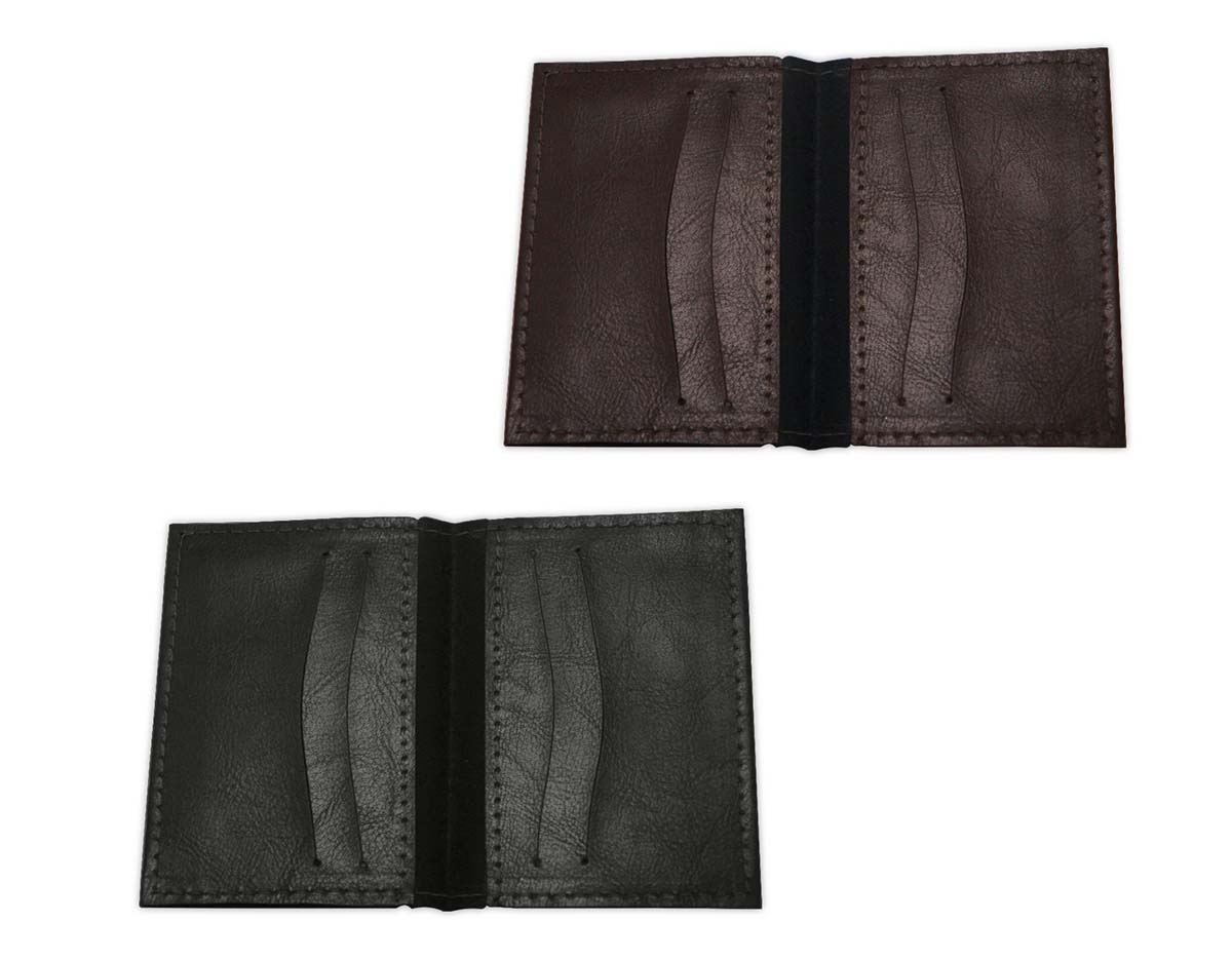 Porta-cartão confeccionado em couro sintético, com quatro divisórias externas para cartões e dois bolsos internos que permitem acomodar documentos ou papéis com praticidade e organização.
