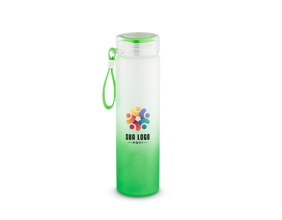 Esta squeeze é fabricada em vidro borossilicato, material resistente a choques térmicos e ideal para bebidas quentes ou frias. Com capacidade de 470 mL, ela acompanha uma tampa em AS (plástico resistente), que garante vedação segura e fácil transporte.
