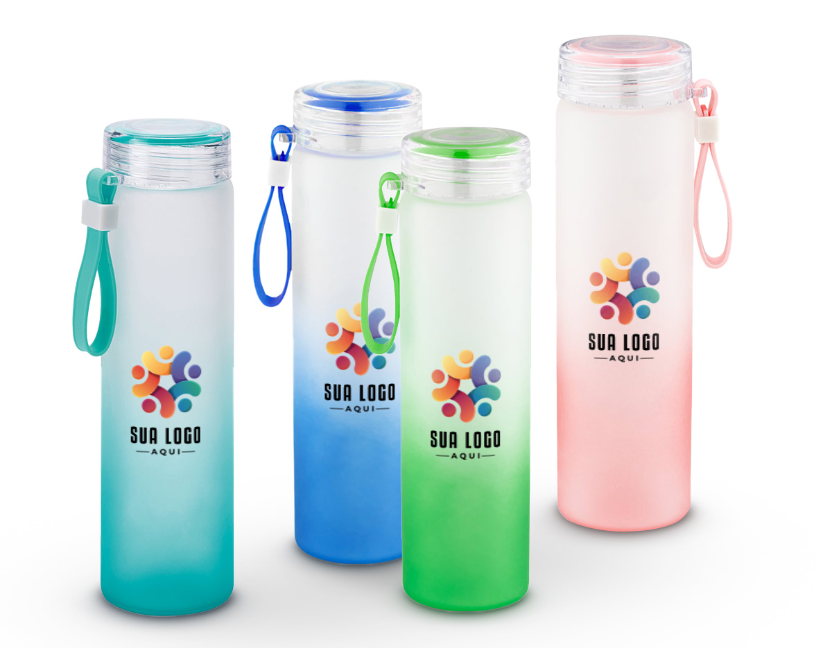 Esta squeeze é fabricada em vidro borossilicato, material resistente a choques térmicos e ideal para bebidas quentes ou frias. Com capacidade de 470 mL, ela acompanha uma tampa em AS (plástico resistente), que garante vedação segura e fácil transporte.