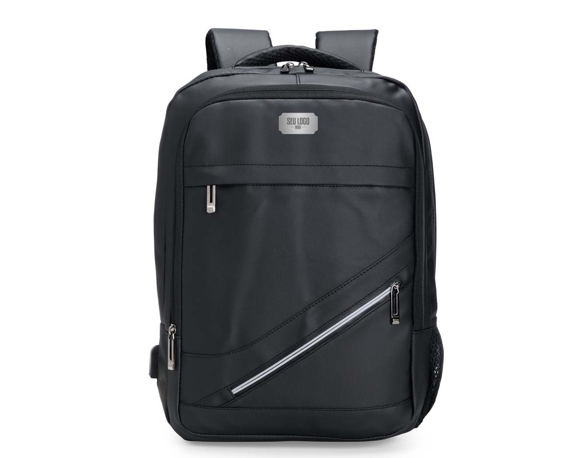 Leve tudo o que precisar para todos os lugares com esta mochila de 18 litros. Feita de couro sintético resistente à água, ela garante a proteção de tudo que há dentro da mochila contra chuva e respingos dágua. Além disso, ela possui dois bolsos na frente, um compartimento no meio que fica à frente da abertura principal e outro bolso lateral em rede para carregar garrafas ou guarda-chuvas. Por dentro, é possível guardar notebooks de até 15,6 polegadas e, em meio ao seu amplo espaço, há um extensor USB para fazer recargas com toda praticidade.