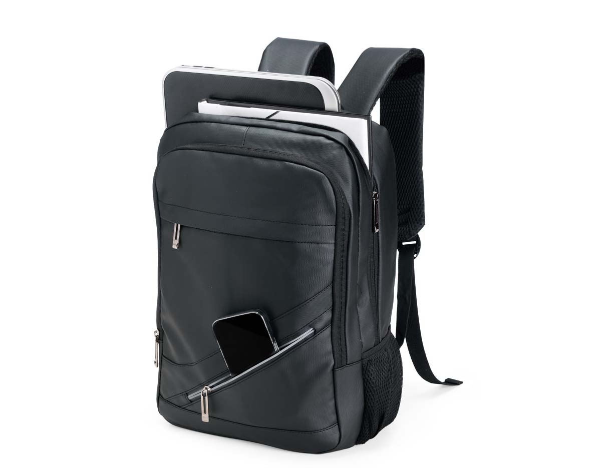 Leve tudo o que precisar para todos os lugares com esta mochila de 18 litros. Feita de couro sintético resistente à água, ela garante a proteção de tudo que há dentro da mochila contra chuva e respingos dágua. Além disso, ela possui dois bolsos na frente, um compartimento no meio que fica à frente da abertura principal e outro bolso lateral em rede para carregar garrafas ou guarda-chuvas. Por dentro, é possível guardar notebooks de até 15,6 polegadas e, em meio ao seu amplo espaço, há um extensor USB para fazer recargas com toda praticidade.