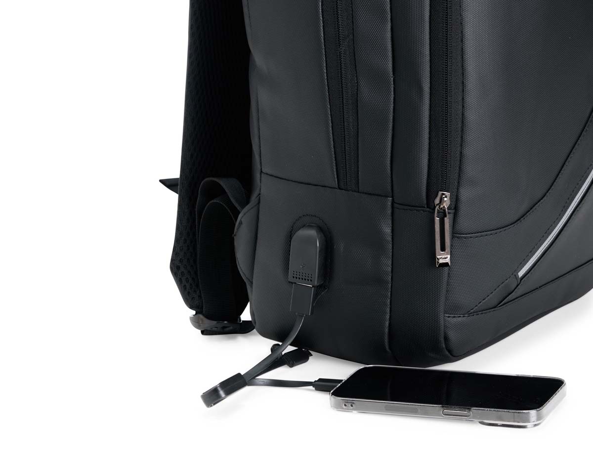 Leve tudo o que precisar para todos os lugares com esta mochila de 18 litros. Feita de couro sintético resistente à água, ela garante a proteção de tudo que há dentro da mochila contra chuva e respingos dágua. Além disso, ela possui dois bolsos na frente, um compartimento no meio que fica à frente da abertura principal e outro bolso lateral em rede para carregar garrafas ou guarda-chuvas. Por dentro, é possível guardar notebooks de até 15,6 polegadas e, em meio ao seu amplo espaço, há um extensor USB para fazer recargas com toda praticidade.