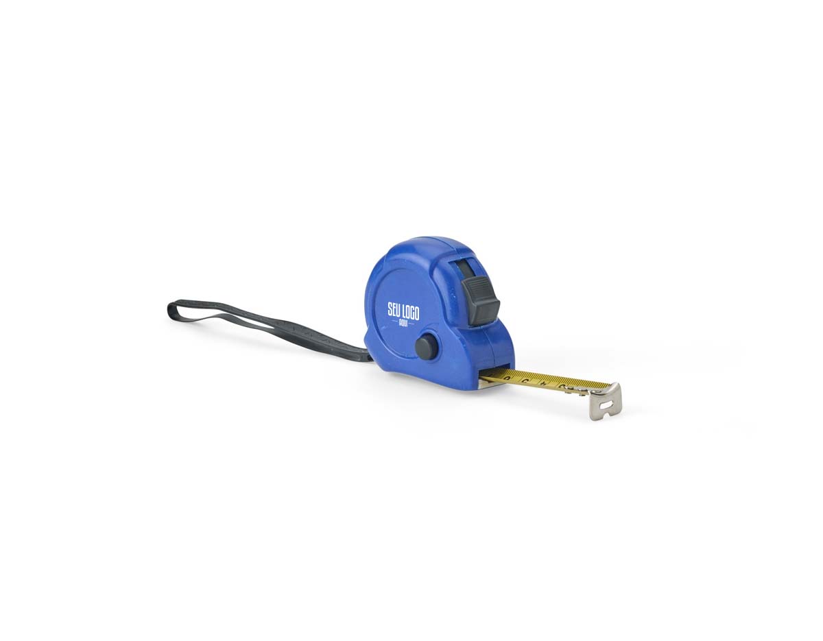 Uma trena de plástico versátil e simples de usar. Com fita de aço com alcance de até 3 metros, ela também apresenta suas medidas em pés e polegadas. Conta com uma trava de segurança de fácil acionamento: basta deslizar que a fita é contida totalmente no trecho desejado. Além de um botão manual para manter a fita em uma medida fixa enquanto estiver apertado. O corpo da trena ainda possui uma presilha de plástico e uma alça de borracha, tornando seu transporte ainda mais prático.