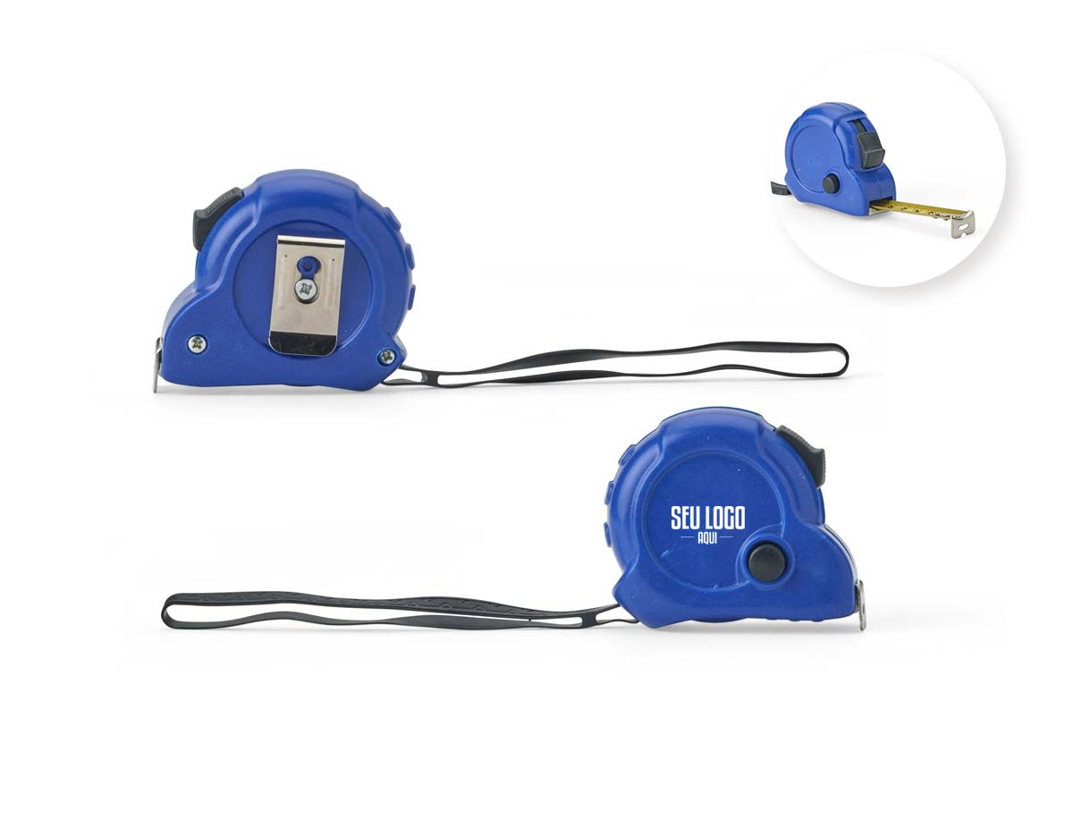 Uma trena de plástico versátil e simples de usar. Com fita de aço com alcance de até 3 metros, ela também apresenta suas medidas em pés e polegadas. Conta com uma trava de segurança de fácil acionamento: basta deslizar que a fita é contida totalmente no trecho desejado. Além de um botão manual para manter a fita em uma medida fixa enquanto estiver apertado. O corpo da trena ainda possui uma presilha de plástico e uma alça de borracha, tornando seu transporte ainda mais prático.