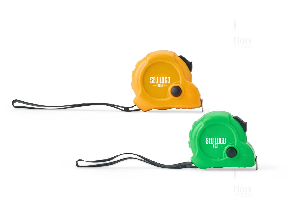 Uma trena de plástico versátil e simples de usar. Com fita de aço com alcance de até 3 metros, ela também apresenta suas medidas em pés e polegadas. Conta com uma trava de segurança de fácil acionamento: basta deslizar que a fita é contida totalmente no trecho desejado. Além de um botão manual para manter a fita em uma medida fixa enquanto estiver apertado. O corpo da trena ainda possui uma presilha de plástico e uma alça de borracha, tornando seu transporte ainda mais prático.