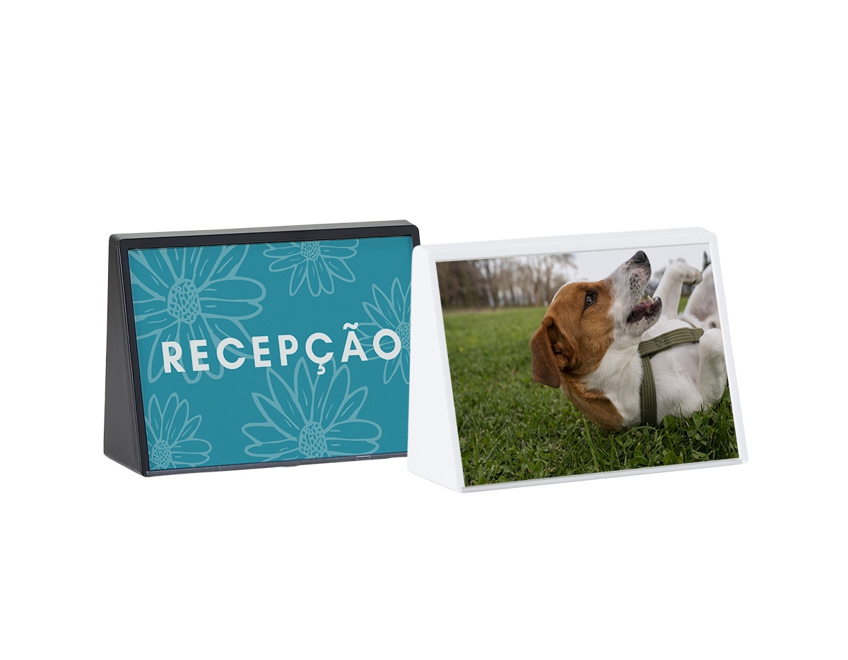 Expositor porta-retrato tamanho A7, confeccionado em poliestireno com placa acrílica transparente. Ideal para exibição de fotos, mensagens ou informativos em ambientes comerciais ou residenciais. Leve, resistente e com visual clean que valoriza o conteúdo exposto.