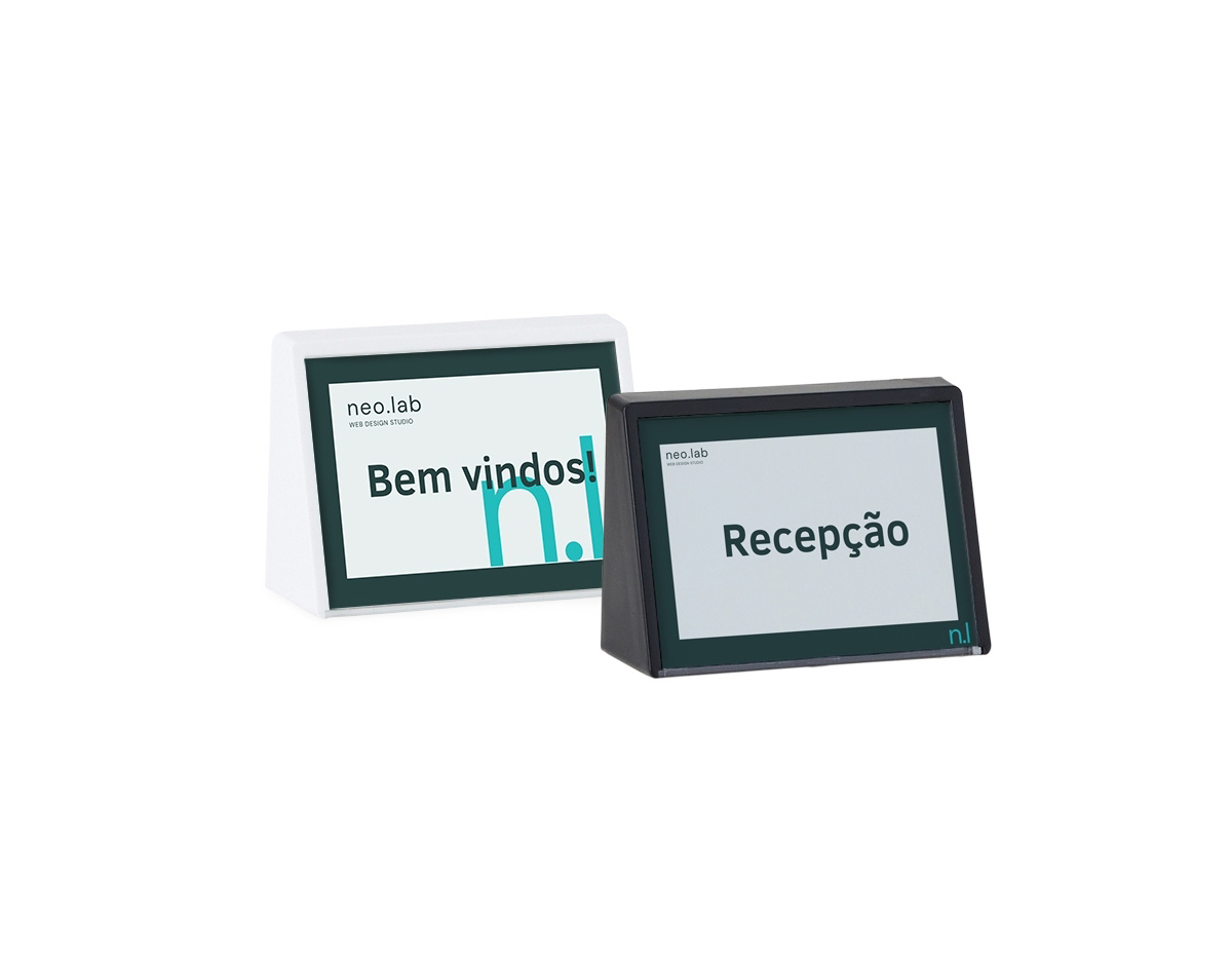 Expositor Porta-Retrato A6 em Poliestireno com Placa Acrílica Expositor porta-retrato no formato A6, produzido em poliestireno resistente, com placa acrílica transparente que valoriza e protege o conteúdo exibido. Ideal para uso em ambientes comerciais, recepções ou eventos, proporcionando praticidade e apresentação elegante.