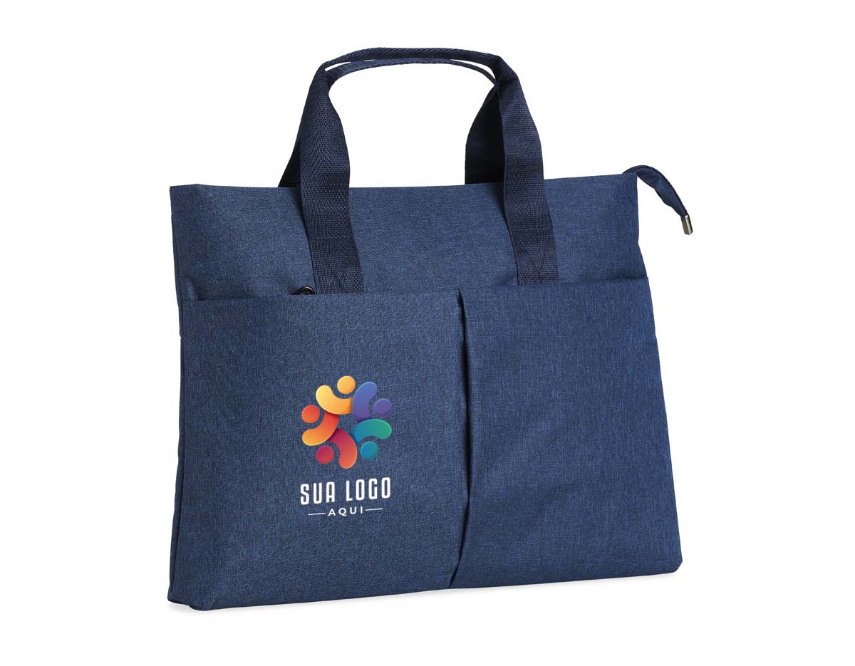 Pasta para notebook de 15 polegadas feita em poliéster resistente à água. Possui dois compartimentos: o principal, com bolsos internos para organização, e um frontal para itens menores.