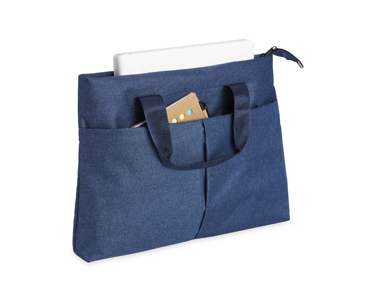 Pasta para notebook de 15 polegadas feita em poliéster resistente à água. Possui dois compartimentos: o principal, com bolsos internos para organização, e um frontal para itens menores.