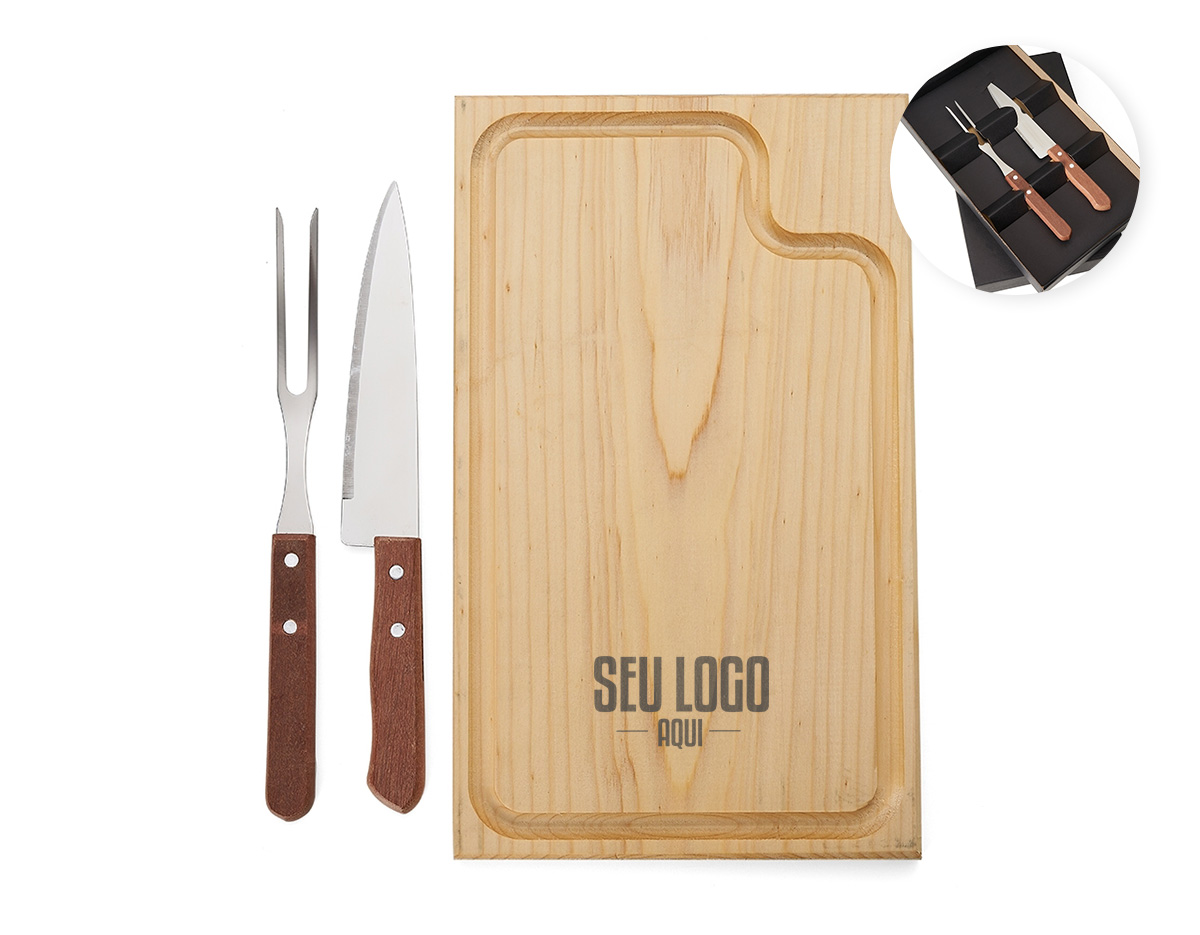 Kit Churrasco 3 Peças com Estojo Kraft Prático e elegante, o kit churrasco inclui três peças essenciais: uma faca, um garfo e uma tábua de corte com canaleta para o escoamento de líquidos. Acompanha estojo em papel kraft, oferecendo uma apresentação rústica e sofisticada, ideal para presentear ou utilizar em momentos especiais.