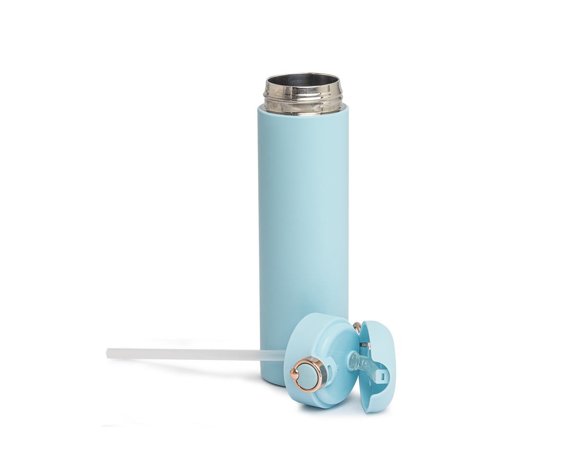 Garrafa térmica feita em inox 304 com parede dupla e capacidade de 500ml. Possui tampa protetora com botão de acionamento para o bico, alça e acompanha um canudo.
